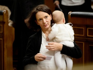 Bescansa con su bebé en el Congreso defendiendo la conciliación laboral y familiar.