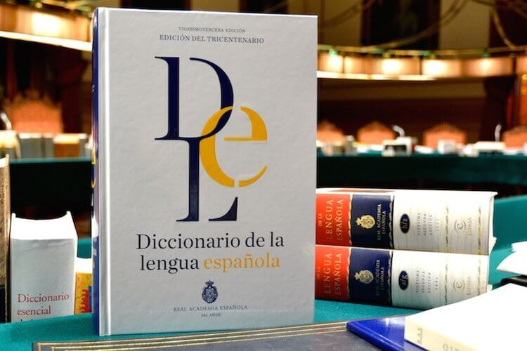 Diferentes ediciones del Diccionario de la Real Academia de la lengua Española.